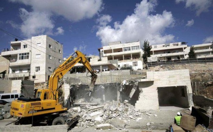 قوات الاحتلال تهدم أحد المباني في القدس