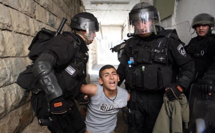 قوات الاحتلال خلال اعتقالها الفتى في قلقيلية