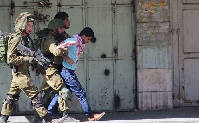قوات الاحتلال الإسرائيلي خلال اعتقالها أحد الشبان في طولكرم