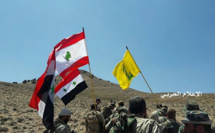 رفع العلمين السوري واللبناني وعلم حزب الله في القلمون الغربي