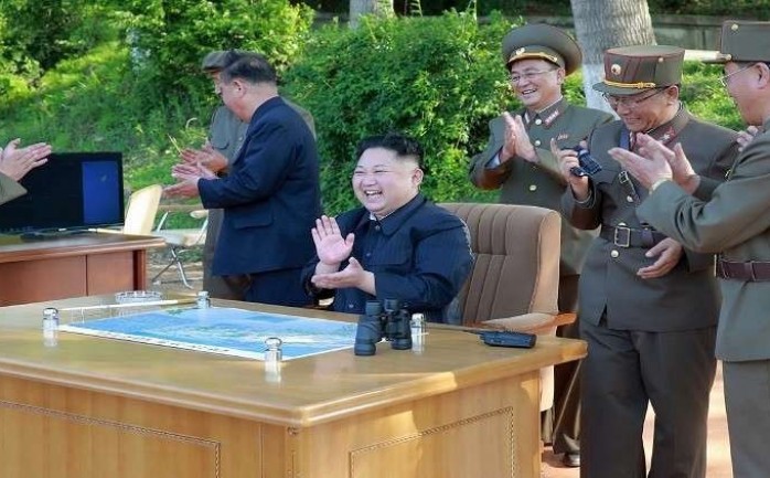 الزعيم الكوري الشمالي كيم جونغ إن مبتهج بعد تجربة إطلاق ناجحة لصاروخ باليستي