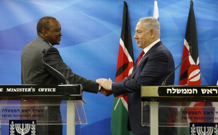 رئيس الوزراء بنيامين نتنياهو يصافح الرئيس الكيني اوهورو كينياتا اثناء مؤتمر صحفي مشترك في القدس