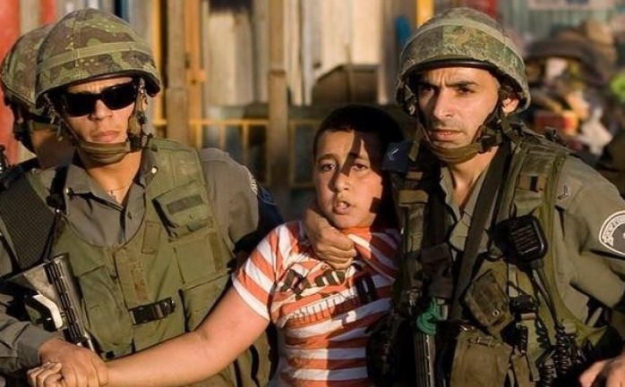 قوات الاحتلال خلال اعتقالها أحد الأطفال