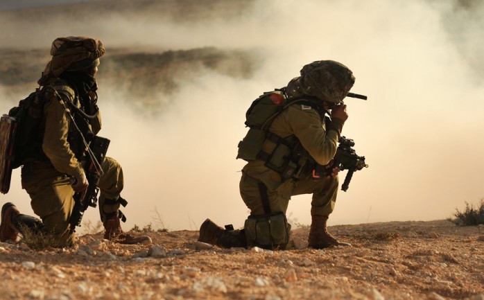 عنصران من الجيش الإسرائيلي خلال مناورة عسكرية