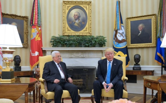 لقاء سابق بين الرئيس عباس ونظيره الأمريكي دونالد ترمب