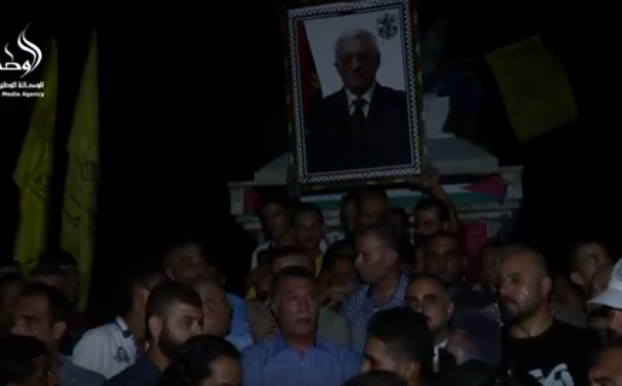 مواطنون يتابعون خطاب الرئيس وسط مدينة غزة