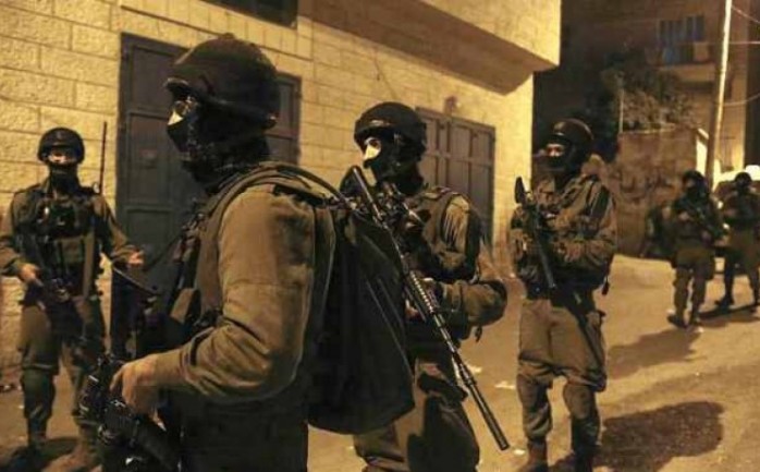 قوات الاحتلال خلال اقتحامهم لقرية شرق قلقيلية
