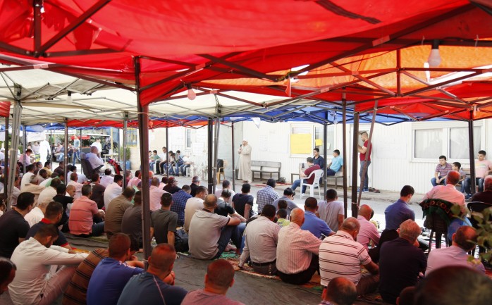 أهالي قلقيلية يؤدون صلاة الجمعة في ساحة مستشفى " الأونروا"