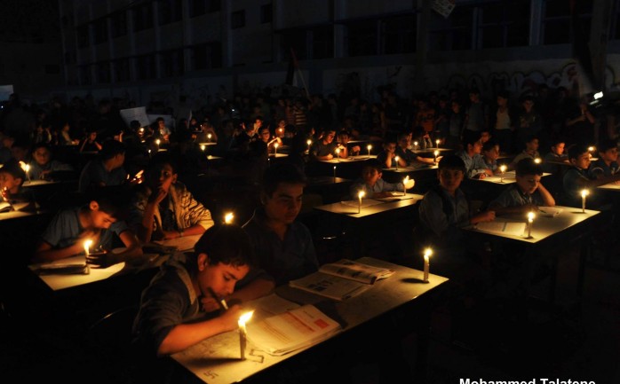 معاناة الأطفال في غزة بسبب أستمرار أزمة الكهرباء