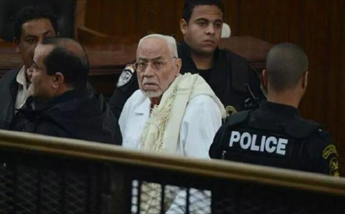 صورة نشرت بوسائل التواصل الاجتماعي لإحدى جلسات محاكمة عاكف البالغ من العمر 89 عاما
