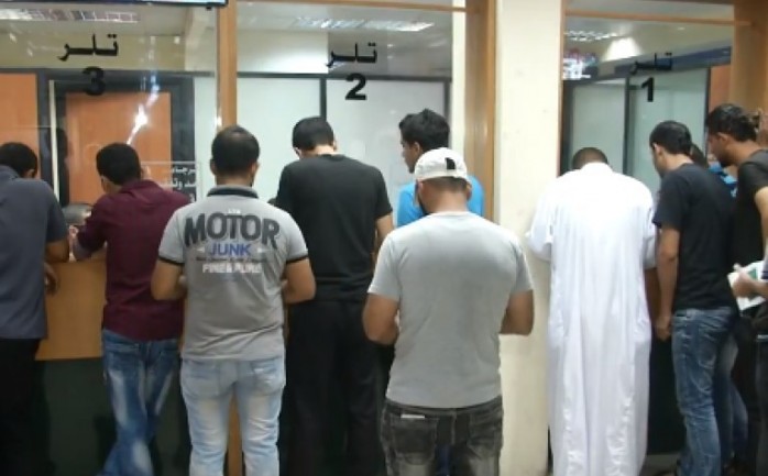 مواطنون في غزة يستلمون 200 شيكل من البنك الوطني