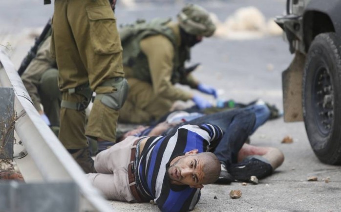 قوات الاحتلال الإسرائيلي خلال اعتقالها أحد الشبان في الضفة الغربية