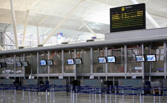 مطار أربيل بدا فارغا من المسافرين مع بدء سريان الحظر (رويترز)
