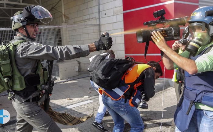 قوات الاحتلال تعتدي على أحد الصحافيين في الضفة الغربية