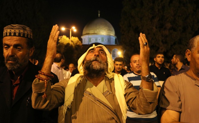 مواطن يصلي في المسجد الأقصى