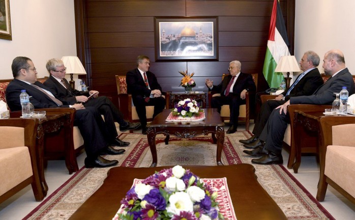 التقى الرئيس محمود عباس مساء السبت، في مقر الرئاسة بمدينة رام الله القنصل البريطاني العام في القدس &quot;الستر ماكفيل&quot;.

وهنأ القنصل البريطاني الرئيس بصدور
