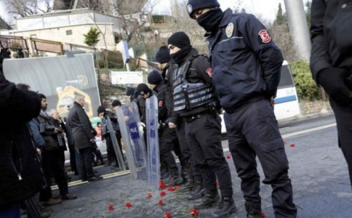 اعتقلت قوات الأمن التركية 8 أشخاص على خلفية هجوم الملهى الليلي ليلة رأس السنة الميلادية وسط اسطنبول.

وذكرت مصادر إعلامية تركية رسمية، أن قوات الأمن التركية ألق