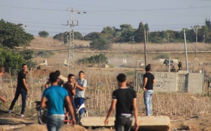 أصيب 4 مواطنين مساء اليوم الجمعة، بالرصاص شرق ووسط قطاع غزة خلال مواجهات اندلعت بين الشبان وقوات الاحتلال المتمركزة على المناطق الحدودية.

وأفاد الناطق باسم وزارة الصحة أشرف القدرة لـ &quo