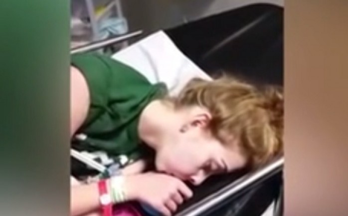 نشرت أم بريطانية مقطع فيديو لابنتها تظهر فيه وهي تحتضر على سرير المستشفى وتحاول التشبث على الحياة من خلال تمسكها بجهاز التنفس الاصطناعي.

وأشارت الوالدة إلى أن ابنتها تعاني من مرض دم