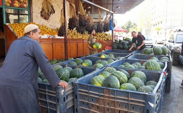 أعلنت وزارة الزراعة بغزة عن السماح لتجار الفواكه بالقطاع بإدخال سلعة البطيخ الإسرائيلي وطرحها في الأسواق.

وأوضح مدير دائرة التسويق في الوزارة تحسين السقا لـ "الوطنية" أنه