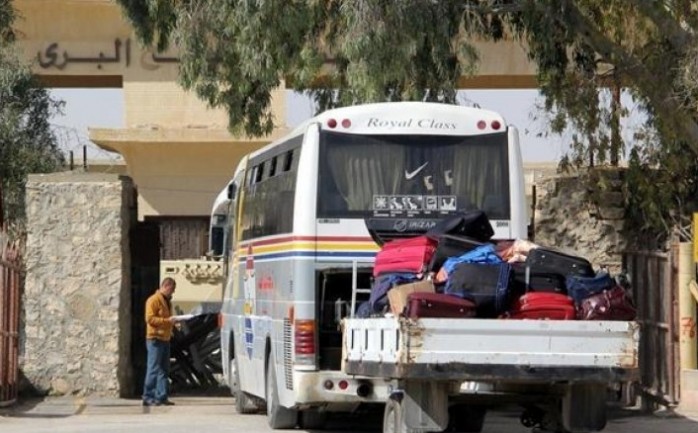 توقفت حركة المسافرين من معبر رفح البري مساء الأربعاء، بعد مغادرة سبعة حافلات تحمل رقم "433" باتجاه الصالة المصرية من المعبر.