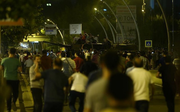 استسلمت وحدة من الجيش التركي تضم نحو 60 جنديا من المؤيدين للانقلاب، صباح السبت، لقوات الأمن على جسر فوق مضيق البسفور في إسطنبول.