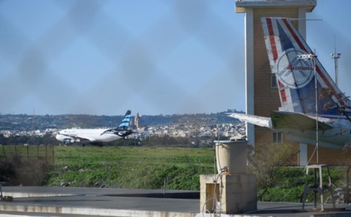  قالت مصادر إعلامية في مالطا إن خاطفي الطائرة الليبية، التابعة للخطوط الجوية "الإفريقية"، والتي تم تغيير مسارها لتحط في مالطا، الجمعة، وافقا على الإفراج عن الركاب، وقد شوهد باب الطائرة وهو يف