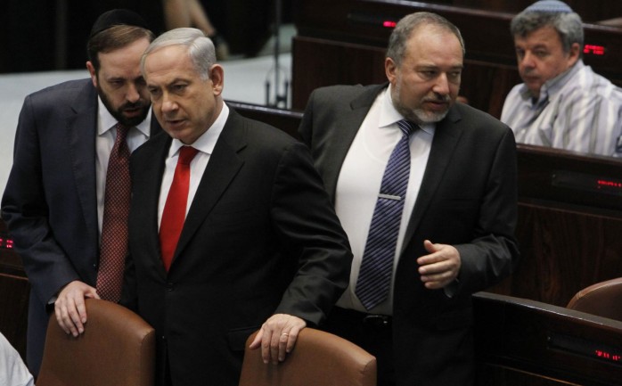 زعم رئيس حزب "يسرائيل بيتينو" النائب افيغدور ليبرمان، أن إسرائيل تجري مفاوضات مع حركة "حماس" بوساطة مصرية.

وأكد ليبرمان أن الحكومة الإسرائيلي "تشتري الهدوء" بشكل غير مسؤول.