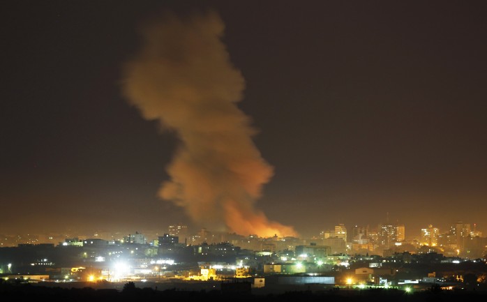 شن الطيران الإسرائيلي فجر الخميس سلسلة غارات على عدة مواقع وأهداف في مناطق مختلفة من قطاع غزة، نتج عنها إصابة رجل مسن وثلاثة أطفال.