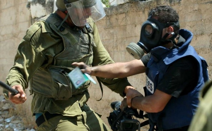 أكدت لجنة الحريات التابعة لنقابة الصحافيين الفلسطينيين، أن عدد الانتهاكات للحريات الصحافية من قبل الاحتلال، وصل إلى 233 انتهاكا، خلال النصف الأول من عام 2016.

وحذر التقرير الذي نشرته اللجنة 