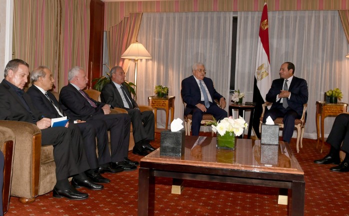 الرئيس محمود عباس، أثناء لقاء الرئيس المصري عبد الفتاح السيسي .
