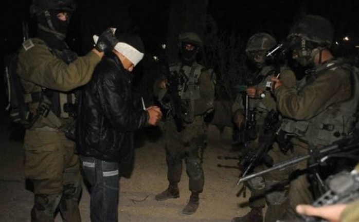 قوات الاحتلال خلال اعتقالها أحد الشبان