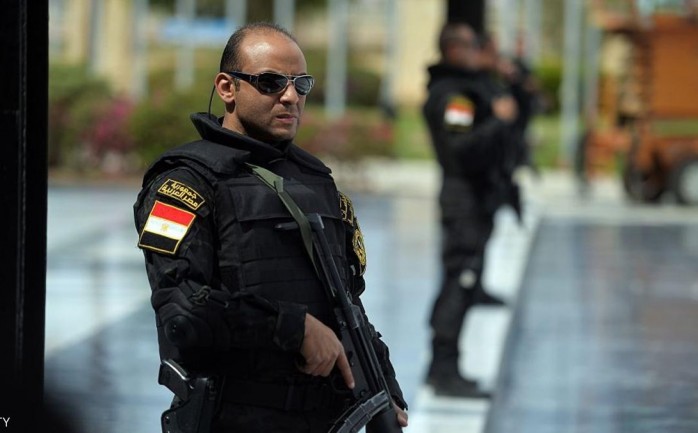 أحد عناصر الأمن المصري