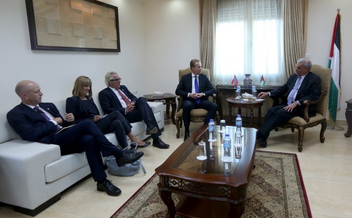 نائب رئيس الوزراء زياد أبو عمرو، أثناء لقاء وزير خارجية النرويج يورغ برنده (أرشيف)
