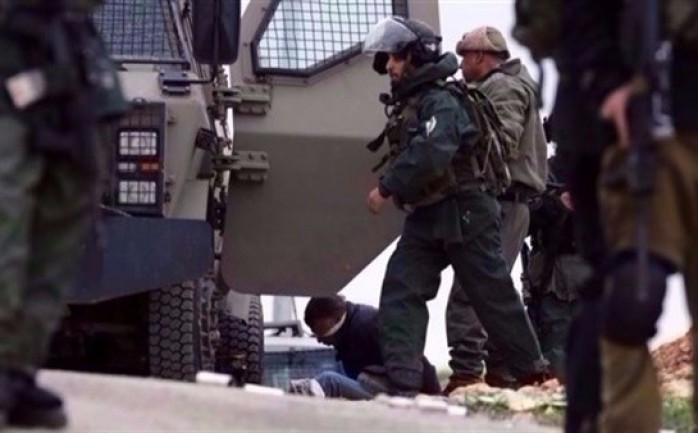 قوات الاحتلال الإسرائيلي تعتقل أحد المواطنين في الخليل (أرشيف)