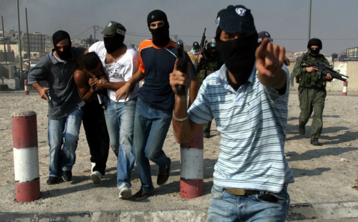 قوات من وحدة المستعربين خلال اعتقالهم أحد المواطنين في الضفة الغربية