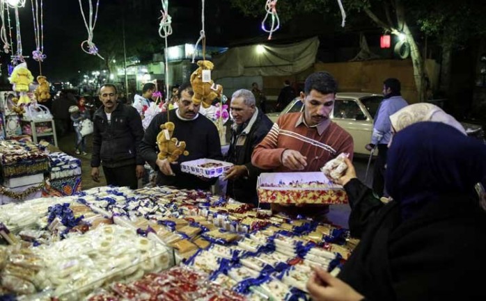 مواطنون يوزعون الحلوى في ذكرى المولد النبوي