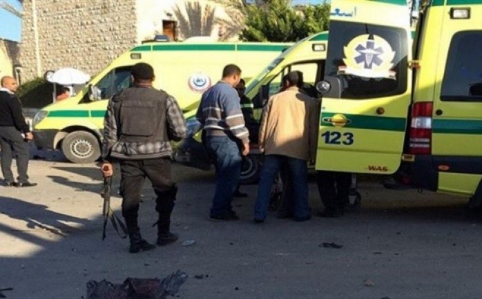 الطواقم الطبية المصرية خلال نقلها قتلى تفجير مسجد الروضة