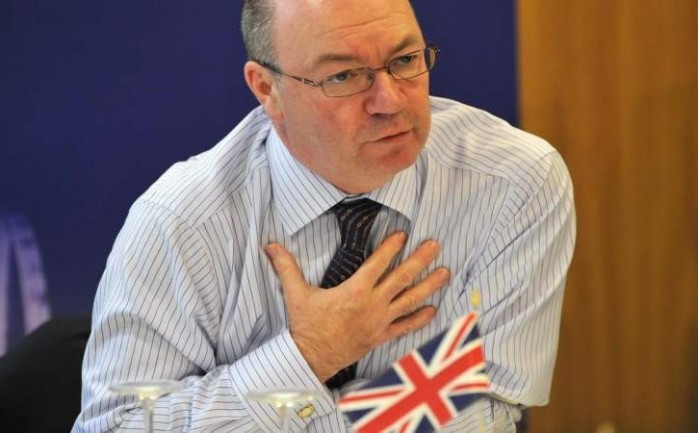 وزير التنمية الخارجية والدولية البريطاني "أليستر برت"