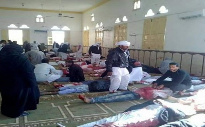 جثث ملقاه على الأرض داخل المسجد عقب الهجوم