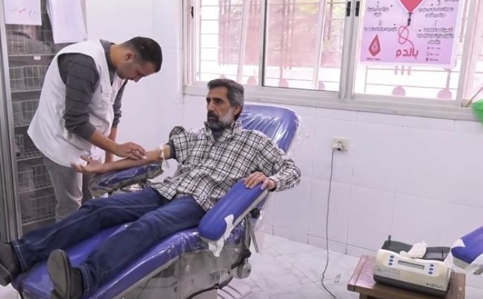 مواطن من غزة يتبرع بالدم دعمًا للشعب المصري