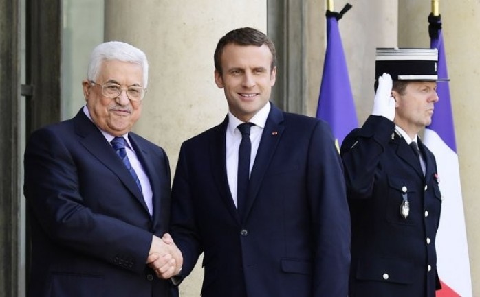 الرئيس الفرنسي إيمانويل ماكرون ونظيره الفلسطيني محمود عباس