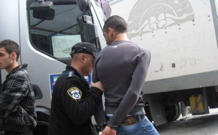 الشرطة الإسرائيلي خلال اعتقالها أحد الشبان بالداخل المحتل (أرشيف)