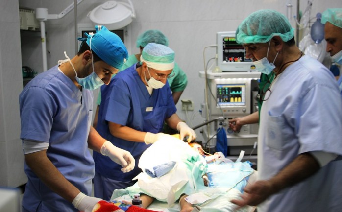 أجرى وفد طبي قطري عدد من عمليات زراعة القوقعة لنحو 30 طفلاً فلسطينياً في قطاع غزة يعانون من إعاقات سمعية بالتعاون مع جمعية الهلال الأحمر الفلسطيني.

