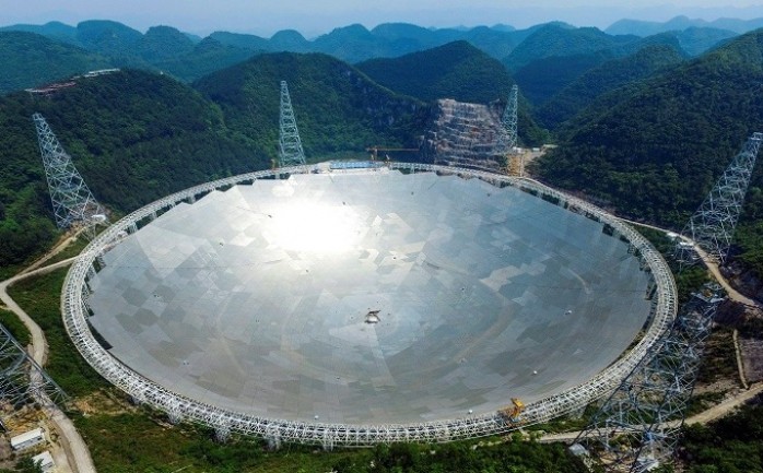 أنهت الصين أعمال تشييد أضخم تلسكوب لاسلكي في العالم بولاية غويجو جنوب غرب البلاد.

وأفادت وكالة شينخوا الصينية أن المتخصصين قاموا بتركيب آخر الصفائح العاكسة من أصل 4450 صفيحة يتكون منها تلسكو
