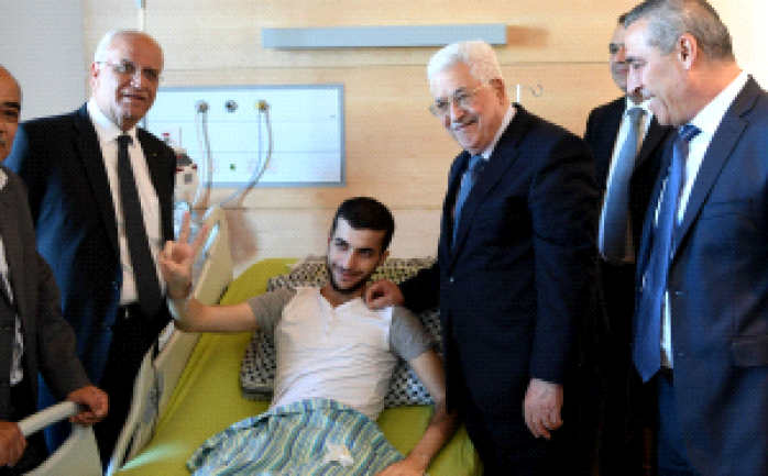 زار الرئيس محمود عباس، صباح الجمعة، الأسير المحرر مالك القاضي في المستشفى الاستشاري في رام الله، واطمأن على صحته.

وهنأ الرئيس، المحر