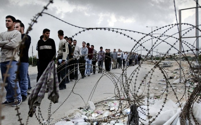 تدرس سلطات الاحتلال الإسرائيلي السماح بدخول مئات العمال من قطاع غزة للعمل في مستوطنات محيط غزة، وذلك للمرة الأولى منذ سيطرة حركة حماس على قطاع غزة قبل حوالي 10 سنوات.