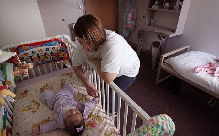 نشرت أكاديمية طب الأطفال بالولايات المتحدة توصيات بضرورة نوم الأطفال الرضع في أول 6 أشهر من حياتهم على الأقل مع الوالدين في نفس الغرفة من أجل تقليل خطر الوفاة خلال نومهم لمدة سنة كاملة.

وشدد