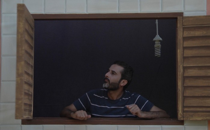 يحاول الفنان الفلسطيني الكوميدي مؤمن شويخ، في أفكار برنامجه المشهور " طول بالك" نقل شعبه الفلسطيني من المتاعب والمأساة والأجواء السياسية إلى عالم الضحك والفكاهة.