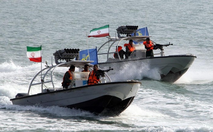 بدأت البحرية الإيرانية تدريبا عسكريا سنويا بالقرب من مضيق هرمز الاستراتيجي، في أول تدريب رئيسي تقوم به منذ تنصيب الرئيس الأميركي دونالد ترامب.

ونقل التلفزيون الإيراني عن قائد القوات البحرية 